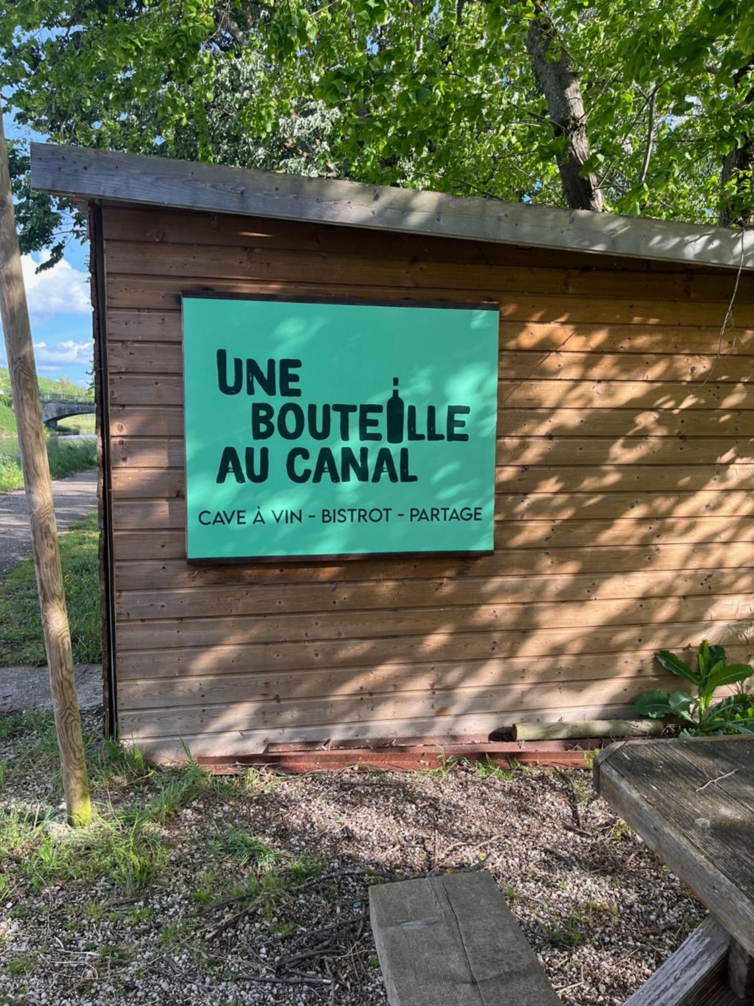Une Bouteille Au Canal Dieupentale Luaran gambar